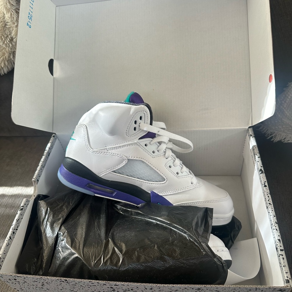 Jordan Air Retro 6 White and Black Sneakers - Picture 5 of 8